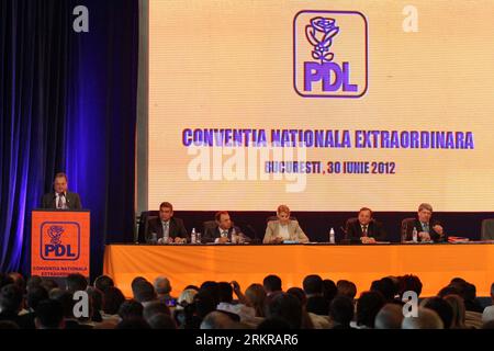 Bildnummer: 58166311 Datum: 30.06.2012 Copyright: imago/Xinhua (120630) - BUCAREST, 30 giugno 2012 (Xinhua) - Vasile Blaga (1st L), presidente del Senato rumeno, parla durante la Convenzione nazionale straordinaria del Partito Democratico Liberale (PDL) a Bucarest, capitale della Romania, 30 giugno 2012. Vasile Blaga è stato eletto sabato come nuovo leader del Partito Democratico Liberale alla principale Convenzione Nazionale straordinaria dell'opposizione. (Xinhua/Gabriel Petrescu) (srb) ROMANIA-BUCAREST-PARTITO LIBERALE DEMOCRATICO-CONVENZIONE NAZIONALE STRAORDINARIA PUBLICATIONxNOTxINxCHN People Politik x0x xst 2 Foto Stock