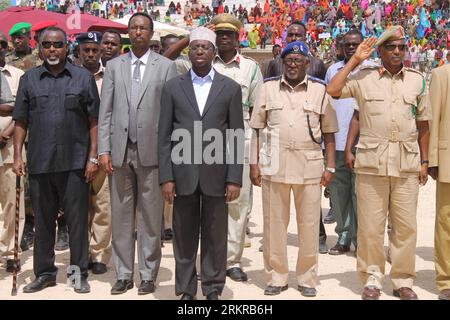 Bildnummer: 58168530  Datum: 01.07.2012  Copyright: imago/Xinhua (120701) -- MOGADISHU, July 1, 2012 (Xinhua) -- The President of the Transitional Federal Government of Somalia (TFGS) Sheikh Sharif Sheikh Ahmed (C) attend a ceremony marking the 52th anniversary of Somalia s independence in Mogadishu, Somalia, July 1, 2012. (Xinhua/Faisal Isse) (msq) SOMALIA-INDEPENDENCE-52TH ANNIVERSARY PUBLICATIONxNOTxINxCHN People Politik xcb x0x 2012 quer premiumd      58168530 Date 01 07 2012 Copyright Imago XINHUA  Mogadishu July 1 2012 XINHUA The President of The Transitional Federal Government of Somali Stock Photo