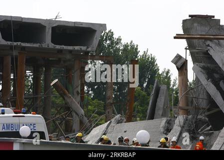 Bildnummer: 58171579  Datum: 02.07.2012  Copyright: imago/Xinhua (120702) -- HANGZHOU, July 2, 2012 (Xinhua) -- Rescuers are seen at a collapse site in Hangzhou, capital of east China s Zhejiang Province, July 2, 2012. One person has been confirmed dead and three injured when a viaduct in eastern Hangzhou collapsed on Monday afternoon, when workers were dismantling the viaduct. (Xinhua/Cui Xinyu) (mcg) CHINA-HANGZHOU-VIADUCT-COLLAPSE (CN) PUBLICATIONxNOTxINxCHN Gesellschaft Brücke Einsturz Brückeneinsturz xjh x0x 2012 quer      58171579 Date 02 07 2012 Copyright Imago XINHUA  Hangzhou July 2 2 Stock Photo