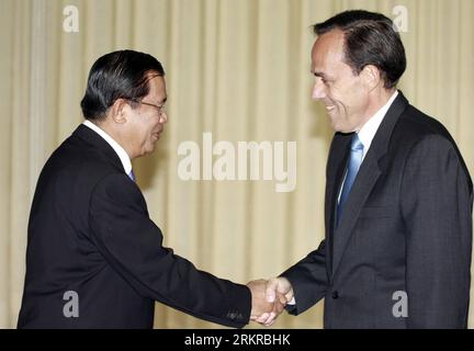 Bildnummer: 58176015 Datum: 03.07.2012 Copyright: imago/Xinhua (120703) - PHNOM PENH, 3 luglio 2012 (Xinhua) -- il primo ministro cambogiano Hun Sen (L) stringe la mano a William E. Todd, il nuovo ambasciatore degli Stati Uniti in Cambogia, durante la loro riunione a Phnom Penh il 3 luglio 2012. Gli Stati Uniti si impegnano a garantire il successo del 19° Forum regionale ASEAN (19° ARF), che si terrà qui la prossima settimana, ha detto Todd martedì. (Xinhua/Sovannara) (nxl) CAMBOGIA-PHNOM PENH-HUN SEN-NEW U.S. AMBASSADOR PUBLICATIONxNOTxINxCHN People Politik USA xjh x0x premiumd 2012 quer 58176015 Data 0 Foto Stock