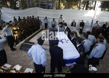 Bildnummer: 58173978 Datum: 02.07.2012 Copyright: imago/Xinhua (120702) - GERUSALEMME, 2 luglio 2012 (Xinhua) - i membri della guardia della Knesset portano la bara dell'ex primo ministro israeliano Yitzhak Shamir durante il suo funerale al cimitero militare del Monte Hertzl a Gerusalemme, 2 luglio 2012. Yitzhak Shamir, settimo primo ministro israeliano, è morto sabato in una casa di cura vicino a Tel Aviv all'età di 96 anni, dopo lunghi anni di lotta contro l'Alzheimer s. (Xinhua/POOL/Baz Ratner) MIDEAST-ISRAEL-YITZHAK SHAMIR-FUNERALE PUBLICATIONxNOTxINxCHN People Politik Beerdigung xjh x0x premiumd 2012 quer 58173978 Foto Stock