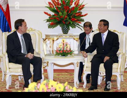 Bildnummer: 58176016  Datum: 03.07.2012  Copyright: imago/Xinhua (120703) -- PHNOM PENH, July 3, 2012 (Xinhua) -- Cambodian Prime Minister Hun Sen (R) meets with William E. Todd, the newly-designated ambassador of the U.S. to Cambodia, in Phnom Penh July 3, 2012. The United States is committed to ensuring the success of the 19th ASEAN Regional Forum (19th ARF), to be held here next week, Todd said Tuesday. (Xinhua/Sovannara) (nxl) CAMBODIA-PHNOM PENH-HUN SEN-NEW U.S. AMBASSADOR PUBLICATIONxNOTxINxCHN People Politik USA xjh x0x premiumd 2012 quer      58176016 Date 03 07 2012 Copyright Imago XI Stock Photo