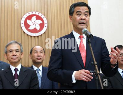 Bildnummer: 58176017 Datum: 03.07.2012 Copyright: imago/Xinhua (120703) -- HONG KONG, 3 luglio 2012 (Xinhua) -- l'amministratore delegato della regione amministrativa speciale di Hong Kong (HKSAR) Leung Chun-ying (fronte) e i membri del Consiglio esecutivo del quarto mandato del governo della regione amministrativa speciale di Hong Kong partecipano a una conferenza stampa a Hong Kong, nella Cina meridionale, il 3 luglio 2012. Il Consiglio esecutivo del quarto mandato del governo della regione HKSAR ha tenuto la prima riunione martedì. (Xinhua/lui Siu Wai)(mcg) CINA-HONG KONG-4° MANDATO GOVERNO-CONSIGLIO ESECUTIVO-PRIMA RIUNIONE (CN) PUBLICATIONxNOTxINxCHN People Politik xjh x0x Foto Stock