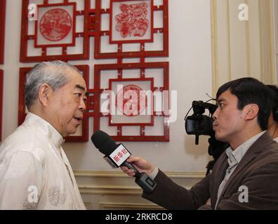 Bildnummer: 58191094  Datum: 04.07.2012  Copyright: imago/Xinhua (120704) -- PARIS, July 4, 2012 (Xinhua) -- Chinese artist Fan Zeng (L) receives an exlusive interview with Xinhua News Agency during the opening ceremony of Fan Zeng s artwork exhibition at the Chinese Culture Center in Paris, France, July 4, 2012. The exhibition will last till February 2013. (Xinhua/Gao Jing) FRANCE-PARIS-FAN ZENG-EXHIBITION PUBLICATIONxNOTxINxCHN People Kultur Kunst premiumd xbs x0x 2012 quer      58191094 Date 04 07 2012 Copyright Imago XINHUA  Paris July 4 2012 XINHUA Chinese Artist supporter Zeng l receives Stock Photo