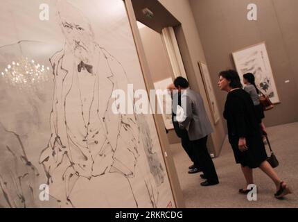 Bildnummer: 58191164  Datum: 04.07.2012  Copyright: imago/Xinhua (120704) -- PARIS, July 4, 2012 (Xinhua) -- visit Fan Zeng s artwork exhibition at the Chinese Culture Center in Paris, France, July 4, 2012. The exhibition will last till February 2013. (Xinhua/Gao Jing) FRANCE-PARIS-FAN ZENG-EXHIBITION PUBLICATIONxNOTxINxCHN Kultur Kunst Ausstellung premiumd xbs x0x 2012 quer      58191164 Date 04 07 2012 Copyright Imago XINHUA  Paris July 4 2012 XINHUA Visit supporter Zeng S Artwork Exhibition AT The Chinese Culture Center in Paris France July 4 2012 The Exhibition will Load Till February 2013 Stock Photo