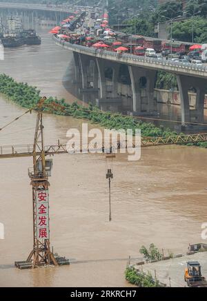 Bildnummer: 58194131 Datum: 05.07.2012 Copyright: imago/Xinhua (120705) -- CHONGQING, 5 luglio 2012 (Xinhua) -- il mercato della frutta di Caiyuanba viene spostato su Jiubin Road a causa dell'aumento del livello dell'acqua del fiume Yangtze, a Chongqing, nel sud-ovest della Cina, 5 luglio 2012. I livelli dell'acqua dei fiumi Yangtze e Jialing continuano a salire a causa delle continue piogge nelle regioni a monte. L'Ufficio per gli affari marittimi di Chongqing ha emesso giovedì un avviso di livello di rischio geologico 4 per garantire la sicurezza della navigazione. (Xinhua/Chen Cheng) (cl/zgp) CHINA-CHONGQING-FLOOD PEAK (CN) PUBLICATIONxNOTxINxCHN Gesellschaft Hochwa Foto Stock