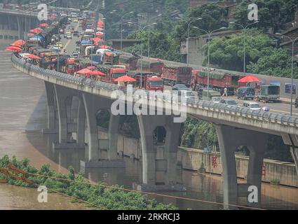 Bildnummer: 58194130 Datum: 05.07.2012 Copyright: imago/Xinhua (120705) -- CHONGQING, 5 luglio 2012 (Xinhua) -- il mercato della frutta di Caiyuanba viene spostato su Jiubin Road a causa dell'aumento del livello dell'acqua del fiume Yangtze, a Chongqing, nel sud-ovest della Cina, 5 luglio 2012. I livelli dell'acqua dei fiumi Yangtze e Jialing continuano a salire a causa delle continue piogge nelle regioni a monte. L'Ufficio per gli affari marittimi di Chongqing ha emesso giovedì un avviso di livello di rischio geologico 4 per garantire la sicurezza della navigazione. (Xinhua/Chen Cheng) (cl/zgp) CHINA-CHONGQING-FLOOD PEAK (CN) PUBLICATIONxNOTxINxCHN Gesellschaft Hochwa Foto Stock