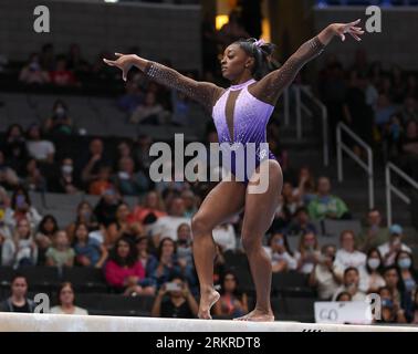 25 agosto 2023: Simone Biles gareggia sulla trave di bilanciamento durante il Woman's Day 1 del 2023 U.S. Gymnastics Championships alla SAP Arena di San Jose, CALIFORNIA. Kyle Okita/CSM Credit: Cal Sport Media/Alamy Live News Foto Stock