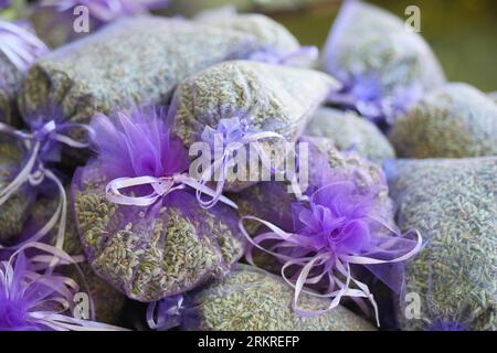 Astuccio con lavanda in un cestino di legno. Foto Stock