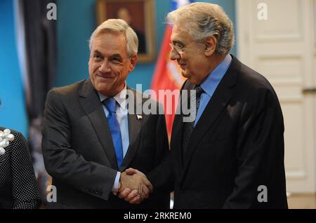 Bildnummer: 58220828 Datum: 10.07.2012 Copyright: imago/Xinhua (120711) - SANTIAGO, 11 luglio 2012 (Xinhua) - il presidente del Cile Sebastian Pinera (L) stringe la mano al tenore Placido Domingo durante un incontro al Palazzo di la Moneda, a Santiago, capitale del Cile, il 10 luglio 2012. Placido Domingo è in Cile per interpretare la parte di Pablo Neruda nell'opera il Postino . Il tenore e direttore d'orchestra spagnolo è noto per la sua voce versatile e forte. (Xinhua/Jorge Villegas) CILE-SANTIAGO-PLACIDO DOMINGO PUBLICATIONxNOTxINxCHN People Politik xdp x0x 2012 quer premiumd 58220828 Data 10 07 Foto Stock