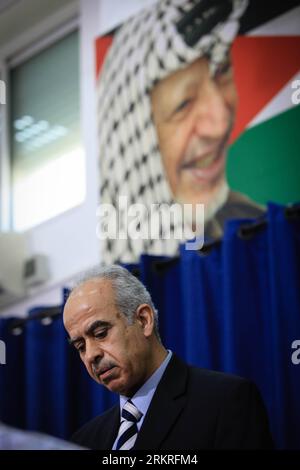 Bildnummer: 58234579  Datum: 12.07.2012  Copyright: imago/Xinhua (120712) -- RAMALLAH, July 12, 2012 (Xinhua) -- The chairman of the medical commission of Palestinian inquiry commission into the death of late Palestinian leader Yasser Arafat, Abdullah al-Basheer holds a press conference with other Palestinian officials in West Bank City of Ramallah on July 12, 2012. Abdullah al-Basheer said on Thursday that the death of Yasser Arafat was the result of an unknown poison. (Xinhua/Chen Xu) MIDEAST-RAMALLAH-ARAFAT-DEATH-UNKNOWN POISON PUBLICATIONxNOTxINxCHN People Politik Kommission Untersuchungsk Stock Photo