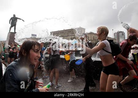 Bildnummer: 58246561 Datum: 15.07.2012 Copyright: imago/Xinhua (120715) -- ST. PIETROBURGO, 15 luglio 2012 (Xinhua) -- giocare con l'acqua al Moscow plaza in St Pietroburgo, 15 luglio 2012. (Xinhua) RUSSIA-ST. PETERSBURG-SUMMER PUBLICATIONxNOTxINxCHN Gesellschaft Wasserschlacht xbs x0x 2012 quer 58246561 Data 15 07 2012 Copyright Imago XINHUA San Pietroburgo 15 luglio 2012 XINHUA Gioca con acqua AL Moscow Plaza di San Pietroburgo 15 luglio 2012 XINHUA Russia San Pietroburgo Estate PUBLICATIONxNOTxINxCHN Society Water Battle xbs x0x 2012 orizzontale Foto Stock