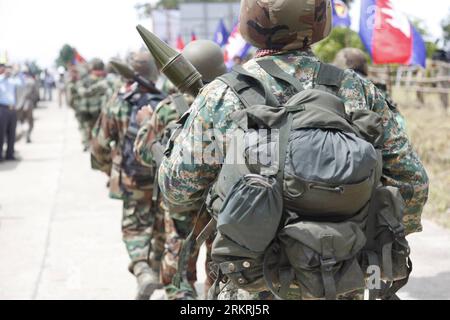 Bildnummer: 58254374  Datum: 18.07.2012  Copyright: imago/Xinhua (120718) -- PREAH VIHEAR, July 18, 2012 (Xinhua) -- Cambodian soldiers leave from the Provisional Demilitarized Zone (PDZ) surrounding the 11th century Preah Vihear temple, about 500 kilometers northwest of Phnom Penh, the capital of Cambodia, July 18, 2012. Cambodia on Wednesday withdrew 485 military personnel from the PDZ in order to comply with the order of the International Court of Justice. (Xinhua/Phearum) CAMBODIA-PREAH VIHEAR-DISPUTED BORDER WITH THAILAND-WITHDRAWS PUBLICATIONxNOTxINxCHN Politik Militär Rückzug Abzug entm Stock Photo