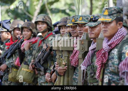 Bildnummer: 58254379  Datum: 18.07.2012  Copyright: imago/Xinhua (120718) -- PREAH VIHEAR, July 18, 2012 (Xinhua) -- Cambodian soldiers prepare to leave from the Provisional Demilitarized Zone (PDZ) surrounding the 11th century Preah Vihear temple, about 500 kilometers northwest of Phnom Penh, the capital of Cambodia, July 18, 2012. Cambodia on Wednesday withdrew 485 military personnel from the PDZ in order to comply with the order of the International Court of Justice. (Xinhua/Phearum) CAMBODIA-PREAH VIHEAR-DISPUTED BORDER WITH THAILAND-WITHDRAWS PUBLICATIONxNOTxINxCHN Politik Militär Rückzug Stock Photo