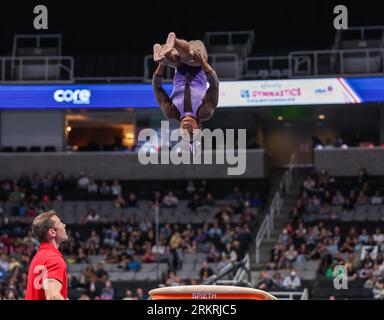 25 agosto 2023: Simone Biles fa la cripta Yurchenko Double Pike durante il Woman's Day 1 dei Campionati statunitensi di ginnastica 2023 alla SAP Arena di San Jose, CALIFORNIA. Kyle Okita/CSM Credit: Cal Sport Media/Alamy Live News Foto Stock