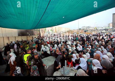 Bildnummer: 58282962 Datum: 27.07.2012 Copyright: imago/Xinhua (120727) -- RAMALLAH, 27 luglio 2012 (Xinhua) -- la folla palestinese al checkpoint di Qalandia nella città di Ramallah in Cisgiordania il 27 luglio 2012, mentre aspettano di attraversare Gerusalemme per partecipare alla preghiera del secondo venerdì nel mese del Ramadan alla moschea di al-Aqsa. Il Ramadan è il nono mese dell'anno musulmano che dura 30 giorni, durante i quali si osserva un rigido digiuno dall'alba al tramonto. (Xinhua/Fadi Arouri) (zf) MIDEAST-RAMALLAH-SECONDO VENERDÌ-PREGHIERE-RAMADAN PUBLICATIONxNOTxINxCHN Gesellschaft Religion Islam Beten Gebet Ramadan Freitagsgeb Foto Stock