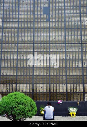 Bildnummer: 58283623 Datum: 27.07.2012 Copyright: imago/Xinhua (120727) -- TANGSHAN, 27 luglio 2012 (Xinhua) -- un uomo piange il suo parente davanti al muro commemorativo recante i nomi delle vittime del terremoto del 1976 a Tangshan, nella provincia di Hebei, nella Cina settentrionale, il 27 luglio 2012, in vista del 36° anniversario del terremoto. Tangshan ha perso 240.000 vite a causa di un devastante terremoto di magnitudo 7,8 il 28 luglio 1976, che si credeva fosse uno dei disastri naturali più mortali del XX secolo. (Xinhua/Gao Wei) (ry) CHINA-TANGSHAN-EARTHQUAKE-COMMEMORATION (CN) PUBLICATIONxNOTxINxCHN Gesellschaft Foto Stock