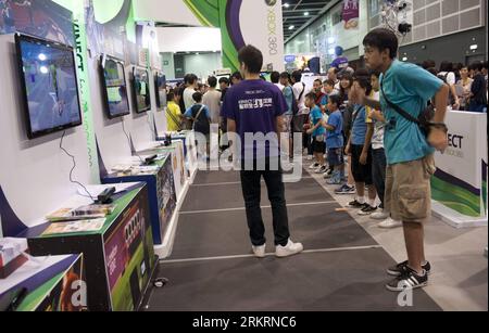Bildnummer: 58283754 Datum: 27.07.2012 Copyright: imago/Xinhua (120727) -- HONG KONG, 27 luglio 2012 (Xinhua) -- i visitatori partecipano al 14° Ani-Com & Games Hong Kong nel sud della Cina, Hong Kong, 27 luglio 2012. Il 14° Ani-Com & Games Hong Kong (ACGHK) ha aperto venerdì ad Hong Kong, attirando circa 170 espositori. (Xinhua/lui Siu Wai) (llp) CINA-HONG KONG-14TH ACGHK (CN) PUBLICATIONxNOTxINxCHN Gesellschaft Messe Cosplay Cosplayer xda x0x 2012 quer 58283754 Data 27 07 2012 Copyright Imago XINHUA Hong Kong luglio 27 2012 i visitatori di XINHUA partecipano al 14° Ani Com & Games Hong Kong nel Sud della Cina Foto Stock