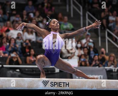 25 agosto 2023: Simone Biles gareggia sulla trave di bilanciamento durante il Woman's Day 1 del 2023 U.S. Gymnastics Championships alla SAP Arena di San Jose, CALIFORNIA. Kyle Okita/CSM Credit: Cal Sport Media/Alamy Live News Foto Stock