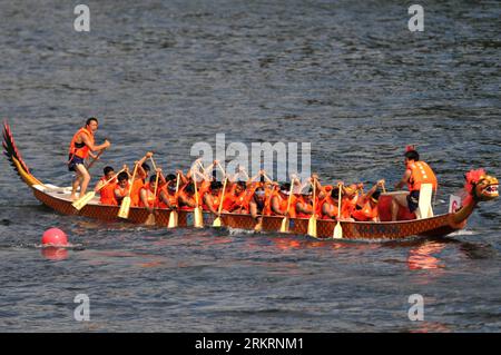 Bildnummer: 58286452  Datum: 28.07.2012  Copyright: imago/Xinhua (120728) -- HANGZHOU, July 28, 2012 (Xinhua) -- A dragon boat competes at the Jiande section of Xinan River in Jiande City of east China s Zhejiang Province, July 28, 2012. Local tourist festival opened here on Saturday, theming the pleasure of river amusement. (Xinhua/Huang Zongzhi) CHINA-ZHEJIANG-XINAN RIVER-AMUSEMENT (CN) PUBLICATIONxNOTxINxCHN Gesellschaft xda x2x 2012 quer   o0 Tourismusfestival, Drachenboot     58286452 Date 28 07 2012 Copyright Imago XINHUA  Hangzhou July 28 2012 XINHUA a Dragon Boat Competes AT The Jiande Stock Photo