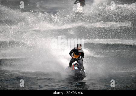 Bildnummer: 58286451  Datum: 28.07.2012  Copyright: imago/Xinhua (120728) -- HANGZHOU, July 28, 2012 (Xinhua) -- A motorboat performs at the Jiande section of Xinan River in Jiande City of east China s Zhejiang Province, July 28, 2012. Local tourist festival opened here on Saturday, theming the pleasure of river amusement. (Xinhua/Huang Zongzhi) CHINA-ZHEJIANG-XINAN RIVER-AMUSEMENT (CN) PUBLICATIONxNOTxINxCHN Gesellschaft xda x2x 2012 quer   o0 Tourismusfestival, Jetski     58286451 Date 28 07 2012 Copyright Imago XINHUA  Hangzhou July 28 2012 XINHUA a motorboat performs AT The Jiande Section Stock Photo