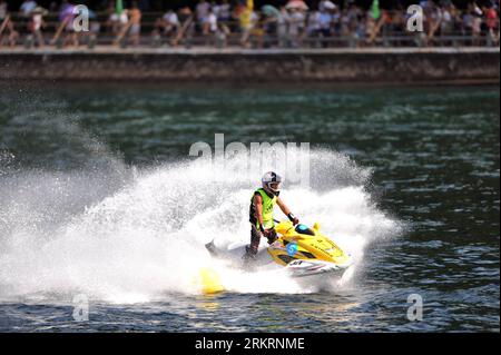 Bildnummer: 58286453 Datum: 28.07.2012 Copyright: imago/Xinhua (120728) -- HANGZHOU, 28 luglio 2012 (Xinhua) -- Un motoscafo si esibisce nella sezione Jiande del fiume Xinan nella città di Jiande nella provincia dello Zhejiang della Cina orientale, 28 luglio 2012. Il sabato è stato aperto un festival turistico locale, a tema il piacere del divertimento fluviale. (Xinhua/Huang Zongzhi) CHINA-ZHEJIANG-XINAN RIVER-FUN (CN) PUBLICATIONxNOTxINxCHN Gesellschaft xda x2x 2012 quer o0 Tourismusfestival, Jetski 58286453 Data 28 07 2012 Copyright Imago XINHUA Hangzhou luglio 28 2012 XINHUA un motoscafo si esibisce PRESSO la sezione Jiande Foto Stock