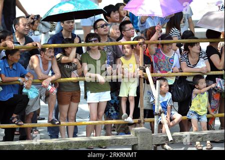 Bildnummer: 58286454 Datum: 28.07.2012 Copyright: imago/Xinhua (120728) -- HANGZHOU, 28 luglio 2012 (Xinhua) -- i turisti guardano lo spettacolo nella sezione Jiande del fiume Xinan nella città di Jiande nella provincia dello Zhejiang della Cina orientale, 28 luglio 2012. Il sabato è stato aperto un festival turistico locale, a tema il piacere del divertimento fluviale. (Xinhua/Huang Zongzhi) CHINA-ZHEJIANG-XINAN RIVER-FUN (CN) PUBLICATIONxNOTxINxCHN Gesellschaft xda x2x 2012 quer o0 Tourismusfestival, Besucher 58286454 Data 28 07 2012 Copyright Imago XINHUA Hangzhou luglio 28 2012 turisti XINHUA Guarda le esibizioni AL J Foto Stock