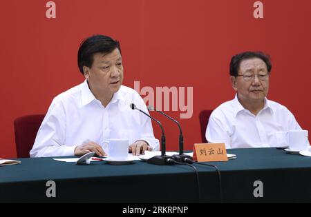 Bildnummer: 58290337 Datum: 30.07.2012 Copyright: imago/Xinhua (120730) -- PECHINO, 30 luglio 2012 (Xinhua) -- Liu Yunshan (L), capo del Dipartimento di pubblicità del Comitato centrale del Partito Comunista Cinese, partecipa a una conferenza sulla pubblicazione di due libri sulla storia cinese a Pechino, capitale della Cina, il 30 luglio 2012. I due libri, riguardanti rispettivamente una breve storia cinese e una descrizione della storia cinese, sono stati pubblicati dalla China Academy of Social Sciences. (Xinhua/Pang Xinglei) (zhs) CHINA-BEIJING-LIU YUNSHAN-PUBLICATION-SYMPOSIUM (CN) PUBLICATIONxNOTxINxCHN People Polit Foto Stock