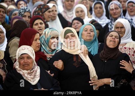 Bildnummer: 58293696 Datum: 31.07.2012 Copyright: imago/Xinhua (120731) -- RAMALLAH, 31 luglio 2012 (Xinhua) -- i palestinesi piangono durante i funerali di Akram Bader nel villaggio di Beitillu, vicino a Ramallah, 31 luglio 2012. Le truppe israeliane hanno aperto il fuoco su un'auto palestinese in un posto di blocco nella Cisgiordania occupata lunedì presto, uccidendo Bader e ferendone altri due, hanno detto fonti mediche e di sicurezza. (Xinhua/Fadi Arouri) MIDEAST-RAMALLAH-FUNERAL-CONFLICT PUBLICATIONxNOTxINxCHN Gesellschaft Politik Trauerfeier Trauer tot Beerdigung x0x xub 2012 quer Highlight Premiumd 58293696 D Foto Stock