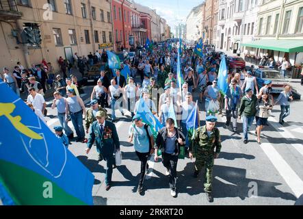 Bildnummer: 58303321  Datum: 02.08.2012  Copyright: imago/Xinhua (120803) -- SAINT PETERSBURG, Aug. 3, 2012 (Xinhua) --Russian paratroopers, paratrooper veterans and civilians take part in the celebration for the 82nd founding anniversary of Russian Airborne Forces in Saint Petersburg, Russia, August 2, 2012.(Xinhua/Dolganov) (srb) RUSSIA-SAINT PETERSBURG-AIRBORNE FORCES DAY PUBLICATIONxNOTxINxCHN Gesellschaft Militär Fallschirmjäger Gedenken premiumd xbs x0x 2012 quer      58303321 Date 02 08 2012 Copyright Imago XINHUA  Saint Petersburg Aug 3 2012 XINHUA Russian Paratroopers Paratrooper Vete Stock Photo