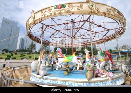 Bildnummer: 58305175 Datum: 03.08.2012 Copyright: imago/Xinhua (120803) -- LIANYUNGANG, 3 agosto 2012 (Xinhua) -- foto scattata il 3 agosto 2012 mostra una struttura di giostra danneggiata vicino al mare dopo il raid del tifone Damrey nella città di Lianyungang, nella provincia di Jiangsu della Cina orientale. Il tifone Damery sbarcò nella città di Chenjiagang della città di Yancheng nella provincia di Jiangsu il giovedì sera. (Xinhua/Shen Peng) (lfj) CHINA-JIANGSU-LIANYUNGANG-TYPHOON DAMREY-DAMAGE (CN) PUBLICATIONxNOTxINxCHN Gesellschaft Wetter Unwetter Sturm Schäden Sturmschäden xbs x0x 2012 quer premiumd 58305175 DAT Foto Stock