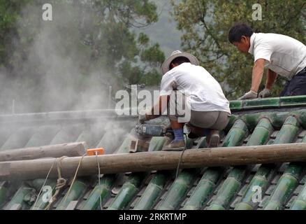 Bildnummer: 58309700 Datum: 04.08.2012 Copyright: imago/Xinhua (120804) -- ZHENGZHOU, 4 agosto 2012 (Xinhua) -- i lavoratori riparano il tetto di un edificio del Tempio Shaolin ai piedi del monte Songshan della città di Dengfeng, Cina centrale, provincia di Henan, 4 agosto 2012. Un lavoro di riparazione è iniziato di recente al Tempio Shaolin, che sarà terminato prima di ottobre di quest'anno. Il Tempio Shaolin, fondato nel 495 d.C., è famoso per il Buddhismo Chan e il Kungfu. (Xinhua/Wang Song) (zhs) CHINA-ZHENGZHOU-SHAOLIN TEMPLE-REPAIR (CN) PUBLICATIONxNOTxINxCHN Gesellschaft Gebäude Tempel Renovierung Sanierung Bauar Foto Stock