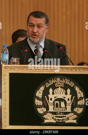 Bildnummer: 58308781 Datum: 04.08.2012 Copyright: imago/Xinhua (120804) -- KABUL, 4 agosto 2012 (Xinhua) -- foto del file scattata il 21 gennaio 2012 mostra il ministro degli interni afghano Bismullah Mohammadi che parla durante una cerimonia a Kabul, Afghanistan. Wolesi Jirga afghana, o la camera bassa del parlamento, ha squalificato i ministri della difesa e dell'interno il 4 agosto 2012 sulla questione degli attacchi transfrontalieri e non è riuscito a far fronte al deteriorarsi degli incidenti di sicurezza in tutto il paese. (Xinhua/Ahmad Massoud) (zw) AFGHANISTAN-KABUL-MINISTRI-DISQUALIFICATI PUBLICATIONxNOTxINxCHN People Politik Foto Stock