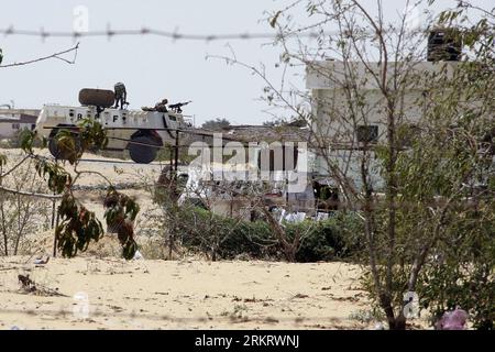 Bildnummer: 58316900 Datum: 06.08.2012 Copyright: imago/Xinhua (120806) -- CAIRO, 6 agosto 2012 (Xinhua) -- un veicolo dell'esercito egiziano mantiene la sua posizione vicino al valico di frontiera di Rafah con la Striscia di Gaza gestita da Hamas il 6 agosto 2012. Il Presidente egiziano ha deciso di tenere un lutto di tre giorni per i soldati uccisi e feriti in un attacco mortale nella penisola del Sinai. Un gruppo terroristico ha attaccato uno dei posti di blocco nel sud di Rafah mentre i soldati stavano rompendo il loro Ramadan veloce al tramonto di domenica. (Xinhua) EGYPT-SINAI-UNREST-ISRAEL-GAZA-RAFAH PUBLICATIONxNOTxINxCHN Gesellschaft Grenze Grenzü Foto Stock