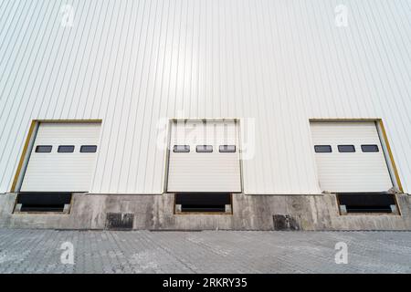 Cancello del magazzino per il carico e lo scarico di merci in un centro distribuito Foto Stock