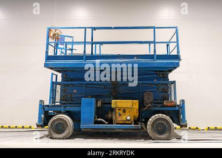 Piattaforma di sollevamento idraulica sul cantiere Foto Stock