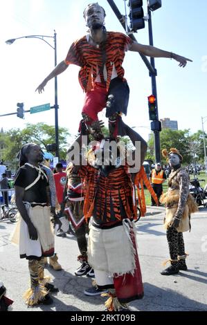 Bildnummer: 58338120  Datum: 11.08.2012  Copyright: imago/Xinhua (120811) -- CHICAGO, Aug. 11, 2012 (Xinhua) -- take part in the annual Bud Billiken Parade and Picnic on Aug. 11, in Chicago, Illinois, which is the oldest and largest African-American parade in the United States. (Xinhua/Jiang Xintong) US-CHICAGO-AFRICAN-AMERICAN-PARADE PUBLICATIONxNOTxINxCHN Gesellschaft Fest Straßenfest x0x xst 2012 hoch      58338120 Date 11 08 2012 Copyright Imago XINHUA  Chicago Aug 11 2012 XINHUA Take Part in The Annual Bud  Parade and Picnic ON Aug 11 in Chicago Illinois Which IS The Oldest and Largest Af Foto Stock