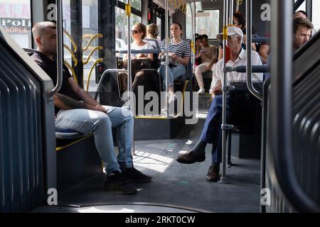 Izmir, Turchia. 25 agosto 2023. Le persone viaggiano sull'autobus pubblico. Mostra l'effetto del clima caldo in 'zmir. La gente scese in strada nonostante il caldo. (Foto di Murat Kocabas/SOPA Images/Sipa USA) credito: SIPA USA/Alamy Live News Foto Stock