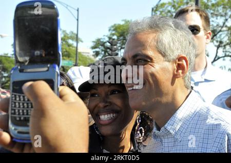 Bildnummer: 58338249  Datum: 11.08.2012  Copyright: imago/Xinhua (120811) -- CHICAGO, Aug. 11, 2012 (Xinhua) -- Chicago mayor Rahm Emanuel(R) poses with a girl during the annual Bud Billiken Parade and Picnic on Aug. 11, in Chicago, Illinois, which is the oldest and largest African-American parade in the United States. (Xinhua/Jiang Xintong) US-CHICAGO-AFRICAN-AMERICAN-PARADE PUBLICATIONxNOTxINxCHN People Politik Fest Straßenfest x0x xst 2012 quer      58338249 Date 11 08 2012 Copyright Imago XINHUA  Chicago Aug 11 2012 XINHUA Chicago Mayor Cream Emanuel r Poses With a Girl during The Annual B Foto Stock