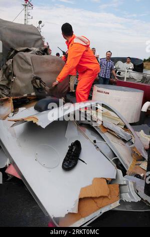 Bildnummer: 58338570  Datum: 12.08.2012  Copyright: imago/Xinhua (120812) -- TEKIRDAG (TURKEY), Aug. 12, 2012 (Xinhua) -- Photo taken on Aug. 12, 2012, shows the debris of a crashed training plane at the Sea of Marmara off the coast of Tekirdag province in northwestern Turkey. Two pilots were killed after a training plane crashed into the Sea of Marmara on Sunday, local newspaper Hurriyet Daily News reported on its website. (Xinhua/Anatolia News Agency) TURKEY-TRAINING PLANE-CRASH PUBLICATIONxNOTxINxCHN Gesellschaft Flugzeugabsturz Absturz Flugzeug premiumd xsp x0x 2012 hoch      58338570 Date Stock Photo