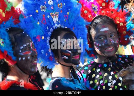 Bildnummer: 58338909 Datum: 12.08.2012 Copyright: imago/Xinhua (120813) -- VANCOUVER, 13 agosto 2012 (Xinhua) -- i festaioli in costume prendono parte alla Pinoy Fiesta, l'annuale parata culturale filippina, a Vancouver, Canada il 12 agosto 2012. La Parata presenta culture di varie regioni delle Filippine, con i partecipanti che indossano costumi etnici e colorati mentre marciano e ballano al ritmo della batteria e della musica pinoy. (Xinhua/Sergei Bachlakov) (zw) CANADA-VANCOUVER-PINOY FIESTA PUBLICATIONxNOTxINxCHN Gesellschaft Strassenfest xjh x0x premiumd 2012 quer 58338909 Data 12 08 Foto Stock