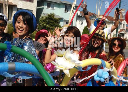 Bildnummer: 58338913  Datum: 12.08.2012  Copyright: imago/Xinhua (120813) -- VANCOUVER, Aug. 13, 2012 (Xinhua) -- Costumed revellers take part in the Pinoy Fiesta, the annual Filipino Cultural Parade, in Vancouver, Canada on Aug. 12, 2012. The Parade features cultures of various regions in the Philippines, with participants wearing ethnic and colorful costumes while street marching and dancing to the beat of the drums and pinoy music. (Xinhua/Sergei Bachlakov) (zw) CANADA-VANCOUVER-PINOY FIESTA PUBLICATIONxNOTxINxCHN Gesellschaft Strassenfest xjh x0x premiumd 2012 quer      58338913 Date 12 08 Stock Photo