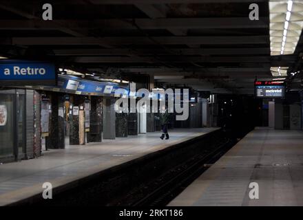 Bildnummer: 58346542  Datum: 13.08.2012  Copyright: imago/Xinhua BUENOS AIRES, Aug. 13, 2012 -- An empty subway station is seen during a strike in Buenos Aires, capital of Argentina, Aug. 13, 2012. The subway strike here entered its tenth day on Monday, paralyzing the traffic in Argentine capital with no reconciliation in sight. (Xinhua/Martin Zabala) (ybg) ARGENTINA-BUENOS AIRES-SUBWAY-STRIKE PUBLICATIONxNOTxINxCHN Gesellschaft x2x xkg 2012 quer o0 Verkehr Nahverkehr U-Bahn Streik Leere Bahnhof     58346542 Date 13 08 2012 Copyright Imago XINHUA Buenos Aires Aug 13 2012 to Empty Subway Statio Stock Photo