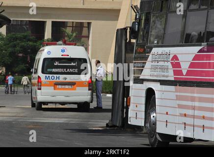 Bildnummer: 58348520 Datum: 14.08.2012 Copyright: imago/Xinhua (120814) - GAZA, 14 agosto 2012 (Xinhua) - un membro della sicurezza egiziano controlla un'ambulanza prima di attraversare il confine egiziano di Rafah tra l'Egitto e la Striscia di Gaza meridionale, il 14 agosto 2012. L'Egitto ha riaperto martedì il valico di Rafah in entrambe le direzioni per un periodo di tre giorni. (Xinhua/Khaled Omar) (syq) MIDEAST-GAZA-EGITTO-RAFAH VALICO DI FRONTIERA-RIAPERTURA PUBLICATIONxNOTxINxCHN Gesellschaft Grenze Grenzkontrolle Kontrolle Grenzübergang Rettungswagen xbs x0x 2012 quer 58348520 Data 14 08 2012 Copyright IMA Foto Stock