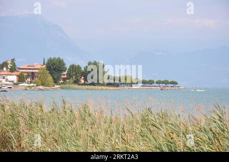 Bildnummer: 58353206 Datum: 12.08.2012 Copyright: imago/Xinhua (120815) -- SIRMIONE, 15 agosto 2012 (Xinhua) -- la penisola di Sirmione è visibile nella foto scattata in Italia, il 12 agosto 2012. Il Castello Scaligero si trova nella cittadina lacustre italiana di Sirmione. Sirmione ha un bellissimo centro storico che si trova in cima ad una piccola penisola che si trova nella parte meridionale del Lago di Garda. Costruito nel XIII secolo dalla famiglia Scaligera, il Castello Scaligero è considerato uno dei migliori esempi di fortificazione medievale, tra cui un rarissimo porto fortificato. (Xinhua/Song Jia Foto Stock