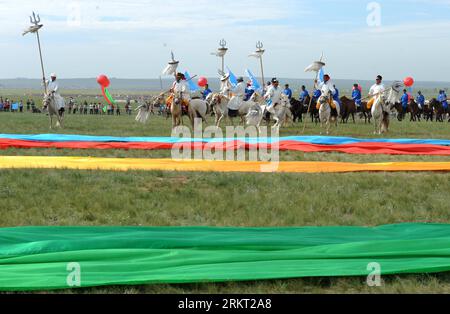 Bildnummer: 58355151 Datum: 16.08.2012 Copyright: imago/Xinhua (120816) -- BAILINGMIAO, 16 agosto 2012 (Xinhua) -- pastori e cavalieri del gruppo etnico Mongolia partecipano alla cerimonia di apertura della 23a fiera Nadam a Bailingmiao Township di Baotou City, regione autonoma della Mongolia interna della Cina settentrionale, 16 agosto 2012. Nadam, che significa intrattenimento e giochi in lingua mongola, ha una tradizione di oltre 700 anni. Durante l'evento di cinque giorni, i residenti locali parteciperanno ad attività come corse di cavalli e lotta mongola. (Xinhua/Zhang Ling) (hy) (lfj) CINA-MONGOLIA INTERNA-NADAM FAIR- Foto Stock