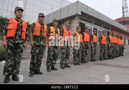 Bildnummer: 58355183 Datum: 16.08.2012 Copyright: imago/Xinhua (120816) -- ma ANSHAN, 16 agosto 2012 (Xinhua) -- i soccorritori sono pronti a partire per il luogo dell'incidente dove un traghetto è affondato nella sezione ma anshan del fiume Yangtze, nella provincia di Anhui della Cina orientale, 16 agosto 2012. L'incidente si è verificato giovedì mattina presto, lasciando una dozzina di dispersi, hanno detto le autorità locali. Nove dei ventuno sul traghetto sono stati salvati. E' in corso un'indagine sulla causa dell'incidente. (Xinhua/Guo Chen) (mp) CHINA-ANHUI-ma ANSHAN-FERRY-SINKING (CN) PUBLICATIONxNOTxINxCHN Gesellschaft Schifffahrt Unter Foto Stock