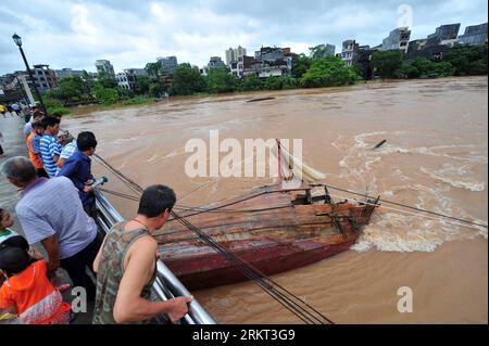 Bildnummer: 58361406  Datum: 18.08.2012  Copyright: imago/Xinhua (120818) -- FANGCHENGGANG, Aug. 18, 2012 (Xinhua) -- A fishing vessel is destroyed by flood water of the Fangcheng River in Fangchenggang City, south China s Guangxi Zhuang Autonomous Region, Aug. 18, 2012. Typhoon Kai-Tak brought torrential rains to Guangxi. Water level of the Fangcheng hydrological station reached 8.06 meters at 8 a.m. Saturday, 2.86 meters higher than the alerting line. (Xinhua/Huang Xiaobang)(mcg) CHINA-GUANGXI-TYPHOON KAI-TAK-WATER LEVEL (CN) PUBLICATIONxNOTxINxCHN Gesellschaft Unwetter Wetter Überschwemmung Stock Photo