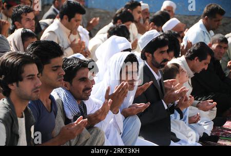 Bildnummer: 58363380 Datum: 19.08.2012 Copyright: imago/Xinhua (120819) -- KABUL, 19 agosto 2012 (Xinhua) -- gli uomini afghani offrono preghiere durante la celebrazione dell'Eid al-Fitr in una moschea a Kabul , Afghanistan il 19 agosto 2012. EID al-Fitr segna la fine del mese di digiuno musulmano del Ramadan (Xinhua/Ahmad Massoud) (zf) AFGHANISTAN-KABUL-EID-AL-FITR PUBLICATIONxNOTxINxCHN Gesellschaft Religion Islam Fastenbrechen <xme xda x2x premiumd 2012 quer o0 Gebet Mann 58363380 Data 19 08 2012 Copyright Imago XINHUA Kabul 19 agosto 2012 gli uomini afghani XINHUA OFFRONO preghiere durante la celebrazione del giuramento al Fitr Foto Stock