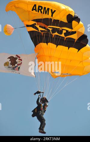 Bildnummer: 58363419  Datum: 18.08.2012  Copyright: imago/Xinhua (120818) -- CHICAGO, Aug. 18, 2012 (Xinhua) -- A member of the U.S. Army Parachute Team Golden Knights performs during the Chicago Air and Water Show on the Michigan lake, north of Chicago, Aug. 18, 2012. The two-day Chicago Air and Water Show, opened on Saturday, is the largest free show of its kind in the United States. (Xinhua/Jiang Xintong) U.S.-CHICAGO-AIR-WATER-SHOW PUBLICATIONxNOTxINxCHN Gesellschaft xda x2x 2012 hoch o0 Fallschirmspringer US USA Militär     58363419 Date 18 08 2012 Copyright Imago XINHUA  Chicago Aug 18 2 Stock Photo